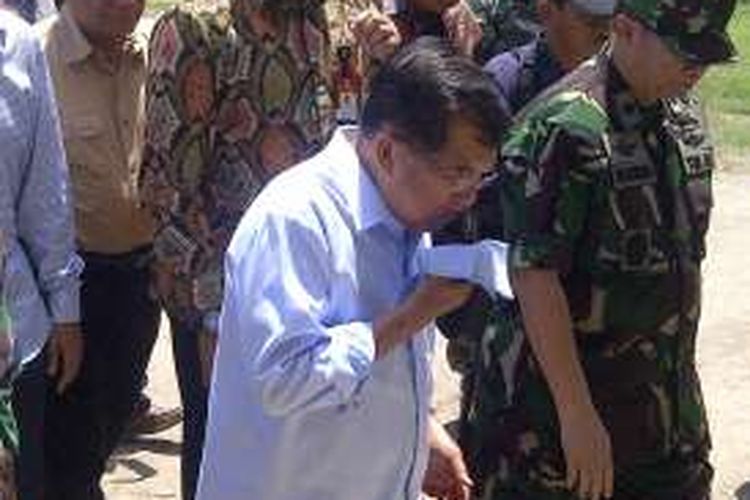 Wakil Presiden RI Jusuf Kalla saat menuju Kantor Wali Kota Bima, dalam rangka kunjungan penanggulangan korban bencana banjir bandang, Rabu (28/12/2016)