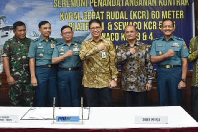 Jajaran Kemeneterian Pertahanan (Kemhan) dan TNI bersama petinggi PT PAL Indonesia berfoto bersama usai penandatangan kerja sama membangun Kapal Rudal Cepat di Surabaya, Senin (25/2/2019).