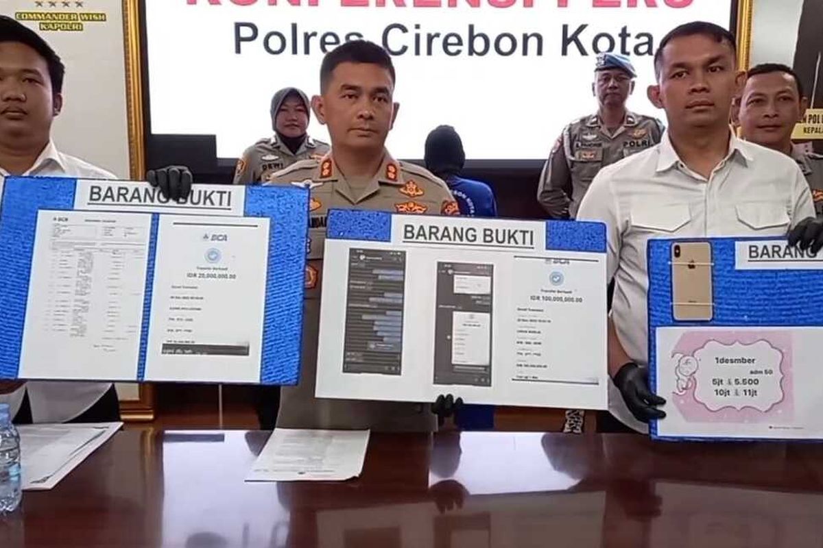 Jajaran Polres Cirebon Kota menunjukan sejumlah barang bukti dugaan tindak pidana penipuan uang di Mapolres Cirebon Kota pada Selasa (25/1/2025) siang.
