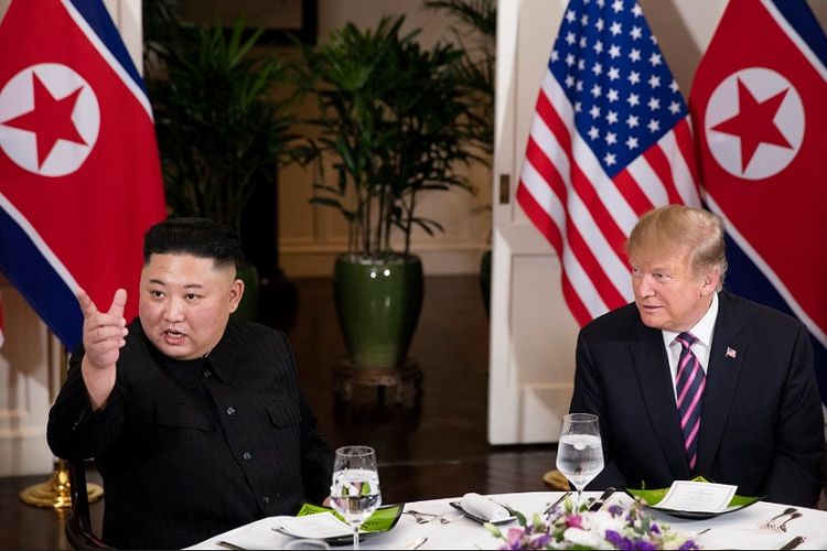 Pemimpin Korea Utara Kim Jong Un dan Presiden Amerika Serikat Donald Trump dalam jamuan makan malam di Hotel Sofitel Metropole, Hanoi, Vietnam, Rabu (27/2/2019). (Twitter/White House)