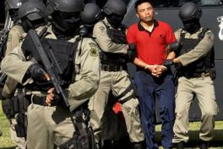 Polisi mengamankan tahanan saat simulasi di Danpasar, Jumat (27/2/2015), dalam persiapan pengamanan menjelang pemindahan terpidana mati duo Bali Nine.