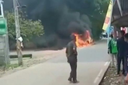Diduga akibat Korsleting, Mobil Hangus Terbakar di Serpong