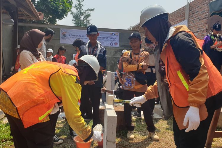 Kementerian Pekerjaan Umum dan Perumahan Rakyat (PUPR) menggandeng Kwartir Nasional (Kwarnas) Gerakan Pramuka untuk melaksanakan Pembekalan Teknis Bidang Konstruksi untuk Program Penanganan Rumah Tidak Layak Huni. 