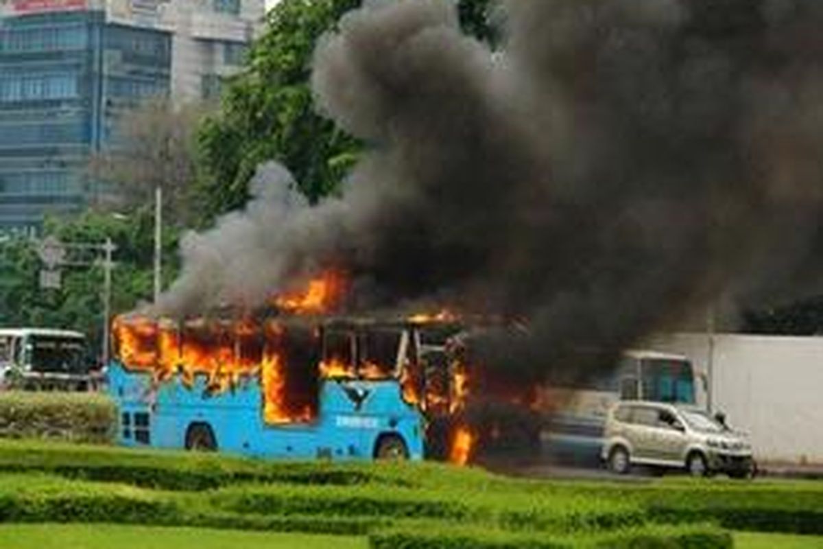 Bus terbakar di depan Tugu Tani yang diabadikan oleh Supangadi, seorang saksi yang berada di sekitar lokasi kejadian.