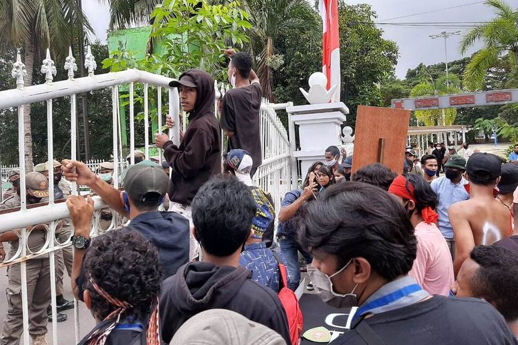 Puluhan aktivis Gerakan Mahasiswa Keristen Indonesia (GMKI) Cabang AMbon saat berunjuk rasa memprotes aksi bernyanyi dan berjoget  para pejabat dan anggota DPRD Maluku tanpa protokol kesehatan di Kantor Gubernur Maluku, Kamis (27/8/2020)