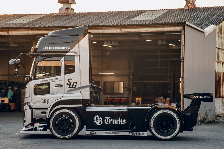 UD Trucks Quon disematkan bodykit dari Liberty Walk (LBWK)