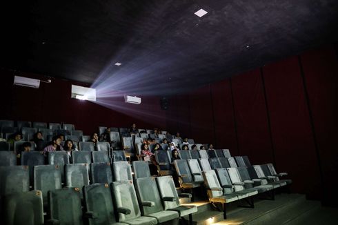Kini Warga Sudah Bisa Nonton Film Murah di Bioskop Rakyat Teluk Gong