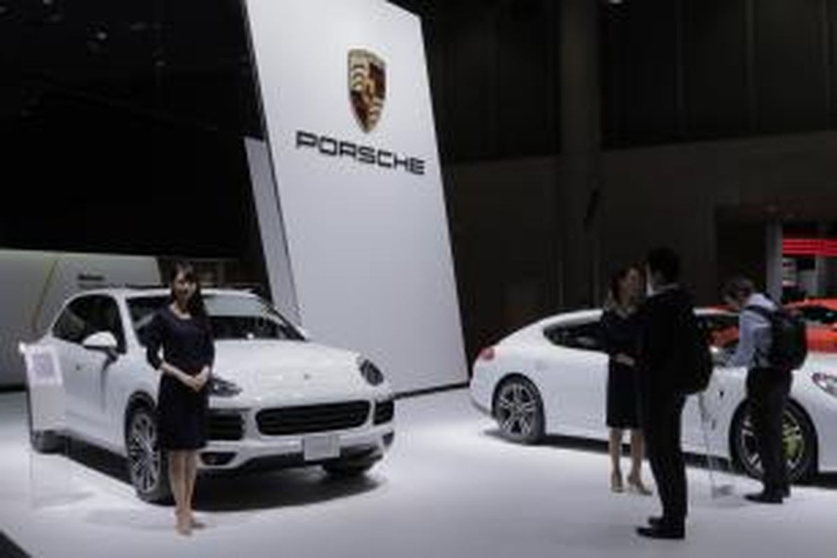 Stan Porsche di ajang Tokyo Motor Show, di Tokyo Big Sight, Jepang, Rabu (28/10/2015). Pameran ke-44 ini mengusung tema Technology   Fantasy, berlangsung 29 Oktober - 8 November 2015.