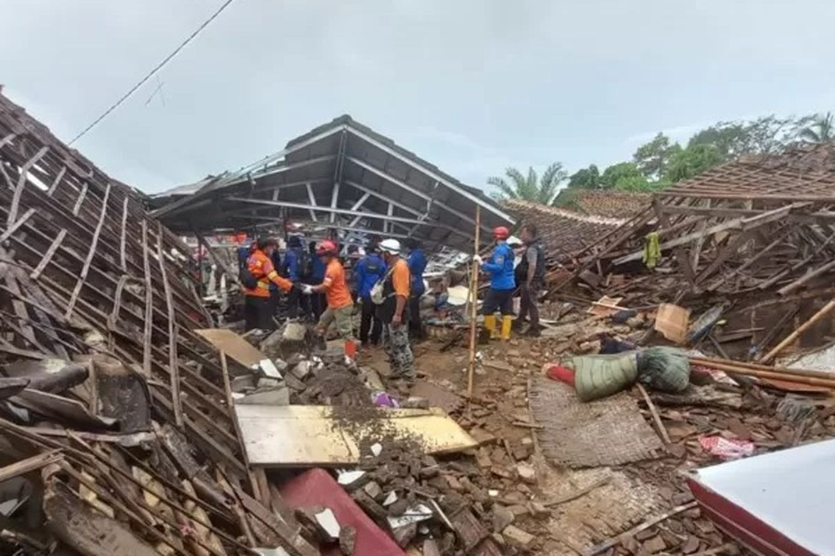 ?Proses evakuasi pencarian Ashika di Desa Gintung diperkirakan tertimbun hingga satu meter di bawah beton-beton yang bertumpuk.