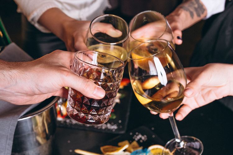 Alkohol merupakan depresan. Hanya saja, pada tahap awal dan dalam dosis kecil, alkohol bersifat stimulan yang memberikan rasa nyaman.