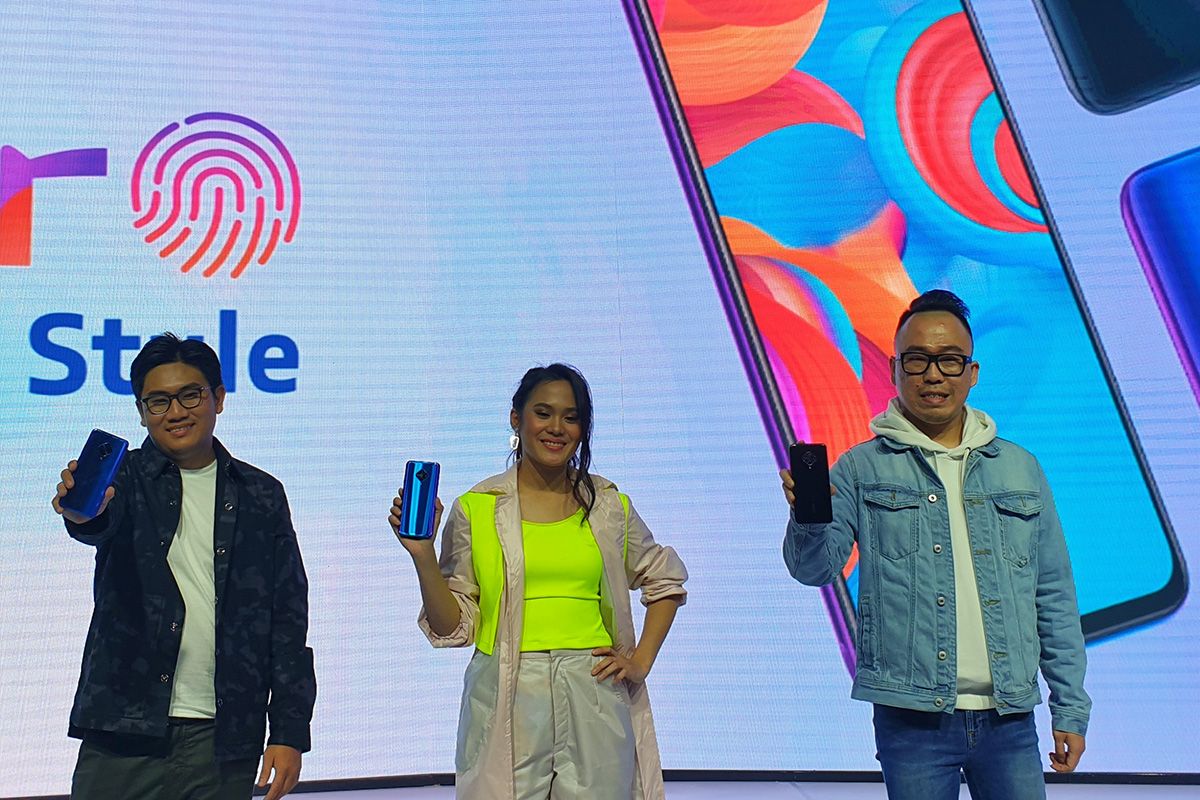 Product Manager Vivo Indonesia, Ricky Bunardi (kiri), Penyayi Sheryl Sheinafia (tengah), Senior Brand Director Vivo Indonesia, Edy Kusuma (kanan), saat memamerkan Vivo S1 Pro kepada tamu acara di peluncuran Vivo S1 Pro di Sheraton Grand Ballroom, Jakarta Selatan, Senin (25/11/2019).