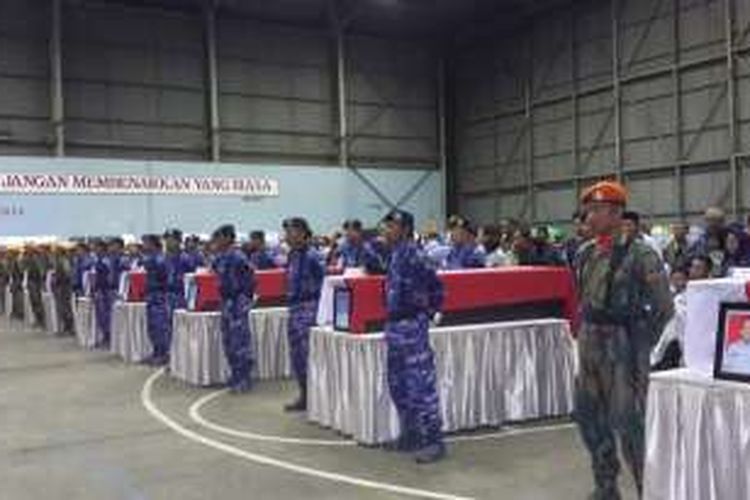 Jenazah kru pesawat hercules C130HS milik TNI AU yang jatuh di Wamena, Papua saat disemayamkan di Lanud Abdulrachman Saleh, Malang, Minggu (18/12/2016)