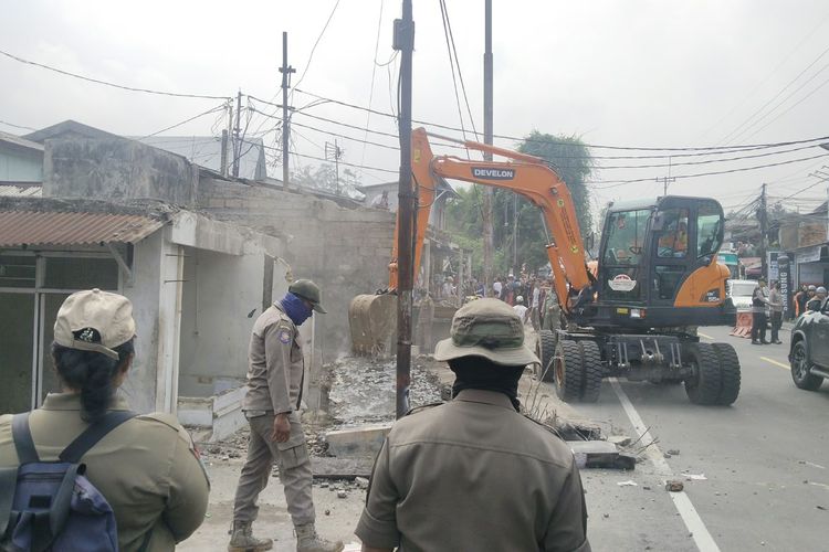 Sumbat Aliran Drainase di Jalan Raya Puncak Bogor, Bangunan Liar Hingga Keramba Ikan Dibongkar Satpol PP