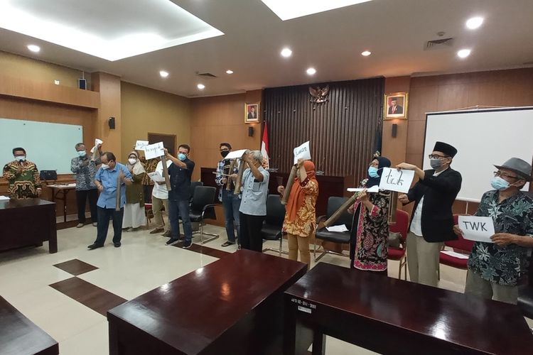 Jogja Kompak saat memukul kentongan di gedung DPD RI, Senin (31/5/2021)