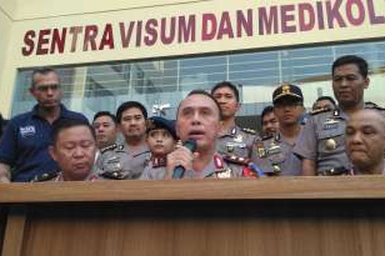Kapolda Metro Jaya Inspektur Jenderal Polisi Mochamad Iriawan menyampaikan informasi perkembangan identifikasi 20 jenazah terbakar kapal Zahro Express di RS Polri, Jakarta Timur, Senin (2/1/2017) sore.
