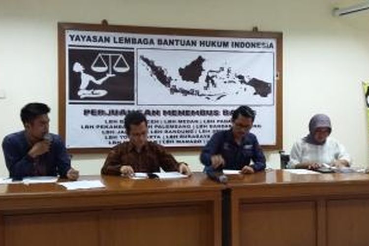 Tim kuasa hukum penyidik KPK Novel Baswedan, saat membacakan rekomendasi Ombudsman RI, di Kantor YLBHI, Jakarta Pusat, Senin (21/12/2015).