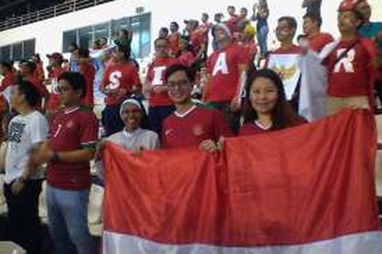 Suster asal Atambua yang menjalani misionaris di Filipina, Adelaide Soares Babo, berfoto dengan suporter Indonesia di Philippine Sports Stadium, Selasa (22/11/2016).