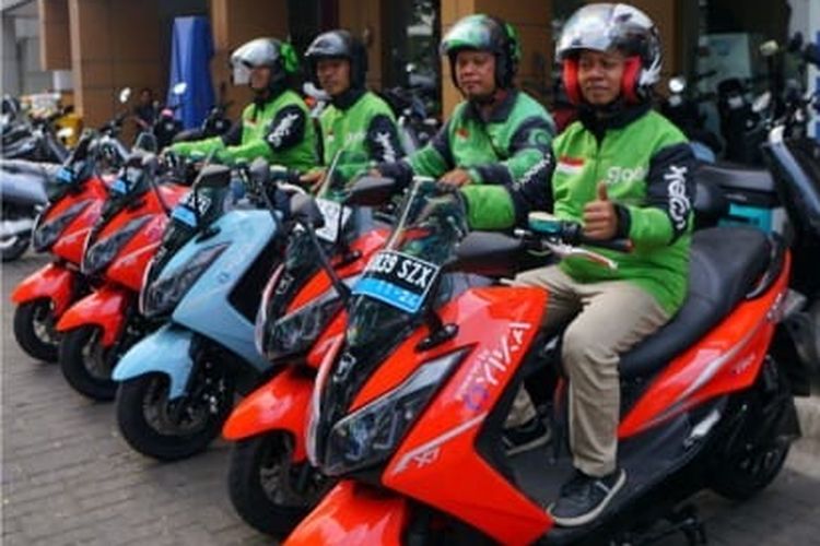 Sejumlah pengemudi ojek online pun dapat kesempatan test ride Tangkas Motor Listrik, yang menjadi salah satu kendaraan ramah lingkungan dan juga hemat.