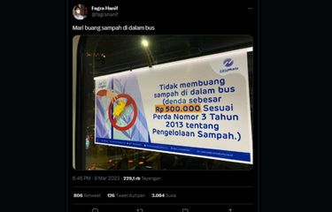 Pengguna Transjakarta menyoroti penulisan imbauan tidak membuang sampah yang ditempel di dalam bus pada Rabu (8/3/2023).