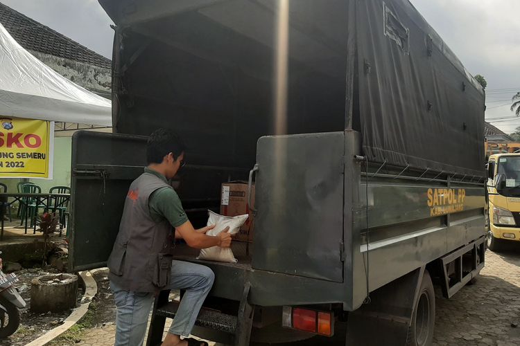 Paket bantuan korban erupsi Gunung Semeru saat dinaikkan ke mobil Satpol PP Lumajang dan hendak dibawa ke Gudang Bulog