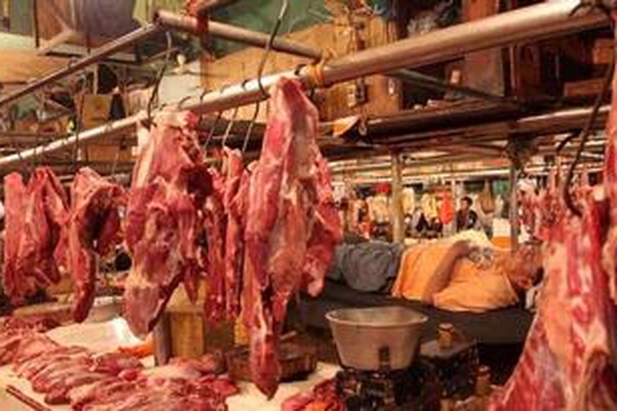 Pedagang terlelap menunggu daging sapi dagangannya di Pasar Senen, Jakarta Pusat, Senin (27/5/2013).
