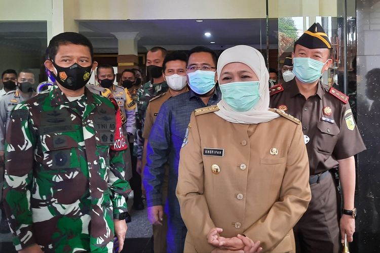 Gubernur Jawa Timur Khofifah Indar Parawansa usai rapat koordinasi di BPSDM yang ada di Jalan Kawi, Kota Malang, Rabu (28/4/2021).