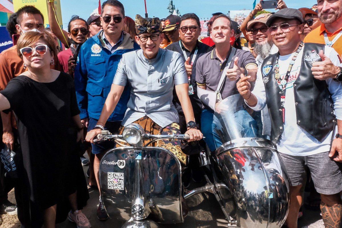 Kunjungan Menteri Pariwisata dan Ekonomi Kreatif/Kepala Badan Pariwisata dan Ekonomi Kreatif (Menparekraf) Sandiaga Salahuddin Uno ke Vespa World Days (VWD) 2022 di Bali, Indonesia