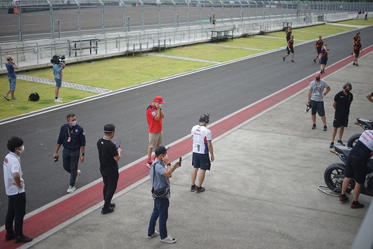 Pebalap Ducati, Jack Miller (tengah-baju merah), ketika menyaksikan motor milik duo LCR Honda, Taakaki Nakagami dan Alex Marquez, digeber di Sirkuit Mandalika pada Kamis (10/2/2022) sore WITA.