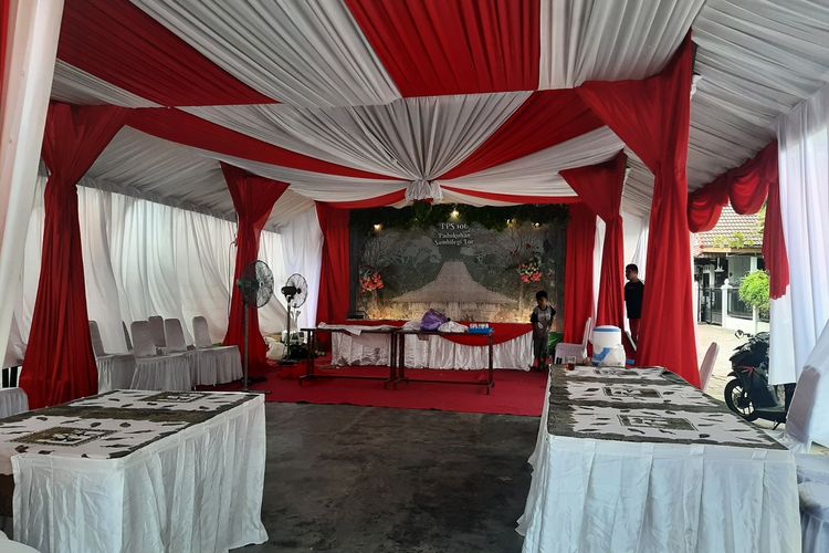 Tempat Pemungutan Suara (TPS) 106 di Padukuhan Sambilegi Lor, Kalurahan Maguwoharjo, Kapanewon Depok, Kabupaten Sleman angkat tema merah putih.