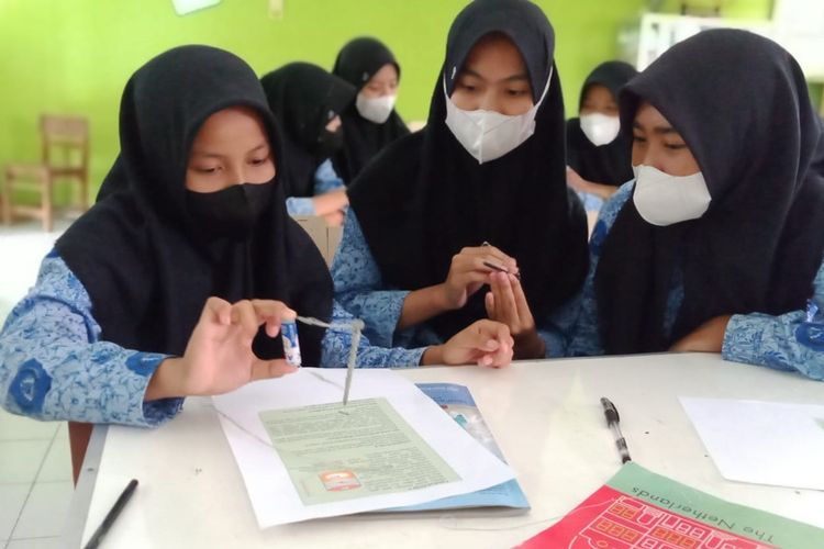 Menyambut PTM 100 persen guru perlu merancang pembelajaran yang membuat siswa belajar aman, nyaman, dan bermakna meskipun jumlah siswa sudah kembali seperti semula.