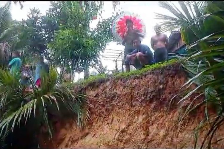 Bencana tanah longsor terjadi di Desa Tengkajau, Kecamatan Pinoh Utara, Kabupaten Melawi, Kalimantan Barat (Kalbar). 