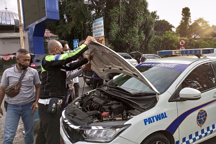 Satlantas Polres Bogor, Jawa Barat, menindak anggota Dinas Perhubungan (Dishub) Kota Bekasi yang nekat melawan arus lalu lintas di pintu keluar Tol Ciawi atau jalur Puncak Bogor, Simpang Gadog, Jumat (31/12/2021).