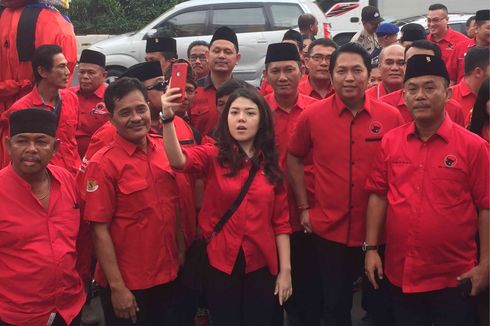 Pakai Kemeja Merah, Tina Toon Daftar Jadi Bakal Caleg DPRD DKI Jakarta
