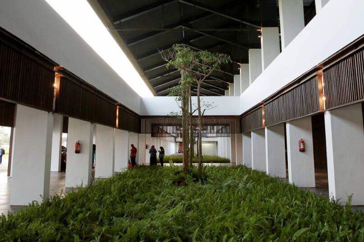 Taman tanaman hijau dihadirkan di dalam terminal Bandara Banyuwangi untuk menjaga suhu ruangan.