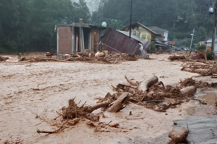 Kondisi banjir bandang disertai longsor di Kecamatan Rusip Antara. Hingga saat ini, puluhan desa di kecamatan tersebut masih terisolir akibat bencana alam yang terjadi sejak 26 November 2025.