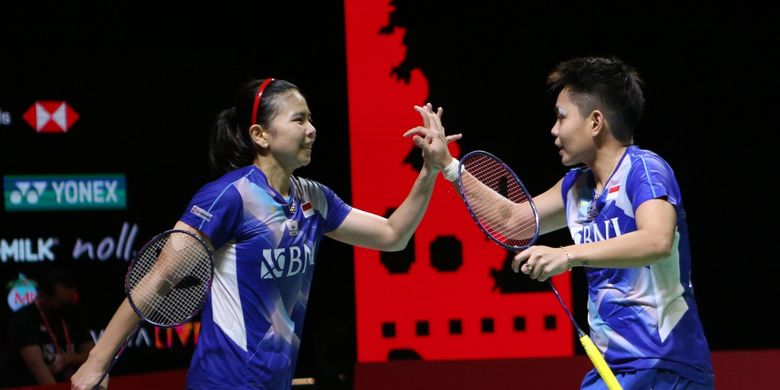 Aksi ganda putri Indonesia, Greysia Polii/Apriyani Rahayu, pada laga penyisihan Grup A ajang bulu tangkis BWF World Tour Finals 2021. 