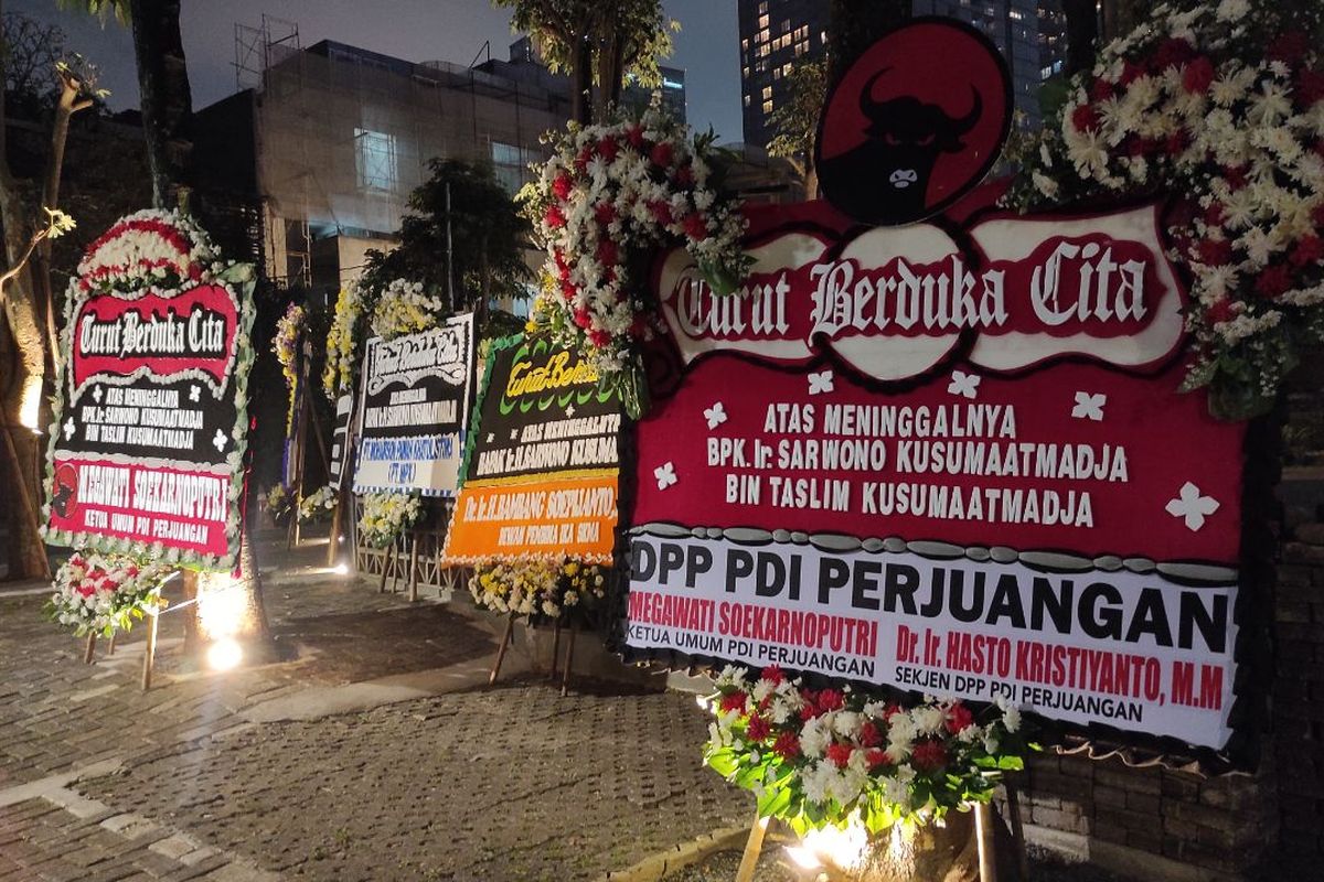 Karangan bunga berjejer di depan rumah duka Sarwono Kusumaatmadja di bilangan Senopati, Kebayoran Baru, Jakarta Selatan, Jumat (26/5/2023) 