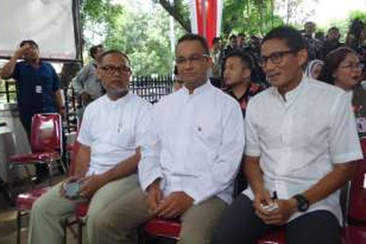 Calon gubernur dan wakil gubernur DKI Jakarta, Anies Baswedan dan Sandiaga Uno, bersama mantan Wakil Ketua KPK Bambang Widjojanto, hadir dalam acara peringatan Hari Anti Korupsi di Jalan Cicurug, Jakarta Pusat, Jumat (9/12/2016).