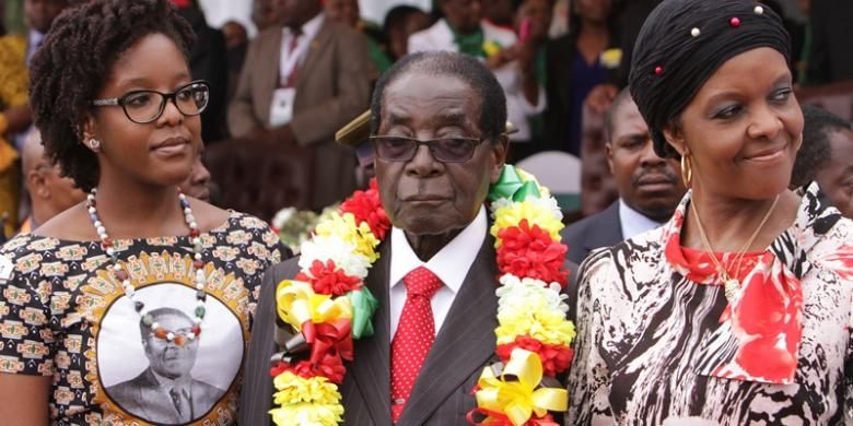 Presiden Zimbabwe Robert Mugabe didampingi putrinya Bona (kiri) dan istrinya, Grace saat menghadiri pesta ulang tahun ke-91 yang digelar di kawasan wisata Victoria Falls, Sabtu (28/2/2015).