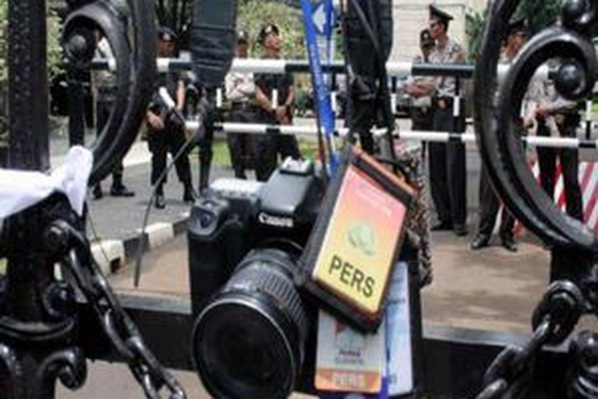 Sejumlah wartawan yang tergabung dalam Koalisi Anti Kriminalisasi Pers menggantung kartu pengenal, kamera dan poster saat melakukan aksi di Mabes Polri, Jakarta, Jumat (20/11). Mereka menuntut Kapolri menjelaskan alasan pemanggilan dua pimpinan media massa, Koran Seputar Indonesia dan Harian Kompas, terkait dengan pemberitaan hasil penyadapan Anggodo Widjojo oleh KPK yang diperdengarkan di Mahkamah Konstitusi beberapa waktu lalu. 