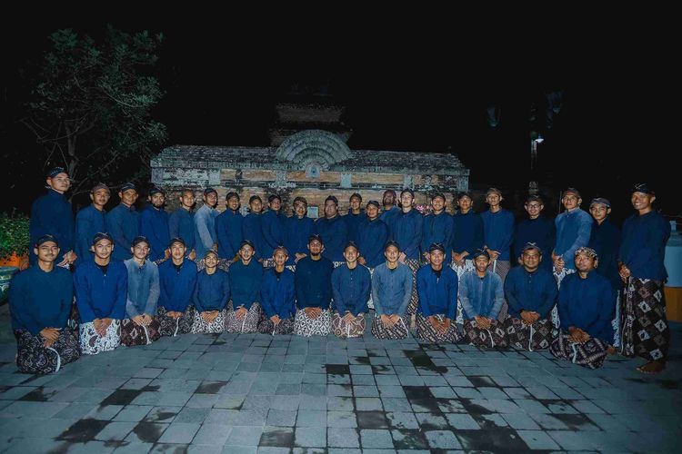 Pemain dan jajaran pelatih PSIM Jogja melakukan ziarah di makam Raja-Raja Mataram di Imogiri, Bantul, Kamis (5/9/2024). 