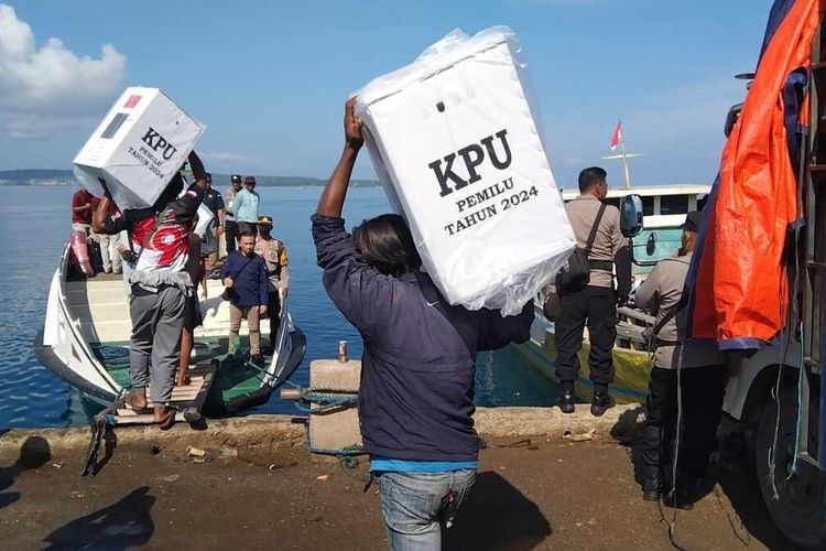 KPU Buton Selatan, Sulawesi Tenggara, mulai menyalurkan logistik kotak suara dan surat suara di pulau terluar, Sabtu (10/2/2024). Distribusi logistik ini dilakukan dengan menggunakan kapal laut dengan jarak tempuh sekitar 6 jam.