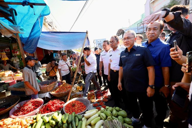 Mendag Zulhas bersama Walkot Makassar Danny Pomanto mengunjungi Pasar Terong, Makassar, Rabu (3/5/2023).