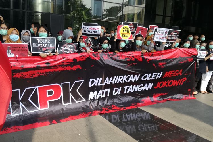 Aksi solidaritas SAVE KPK oleh pegawai dan pimpinan KPK di Gedung Merah Putih KPK, Jakarta, Jumat (6/9/2019)