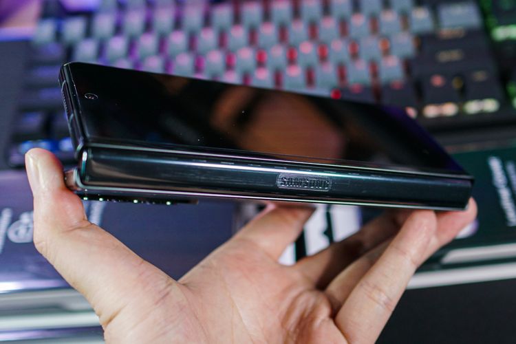 Bodi Galaxy Z Flip 3 terkesan kokoh. Perangkat ini menggunakan Armor Aluminum yang diklaim merupakan frame aluminium terkuat dari Samsung. 


