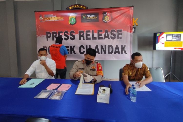 Polsek Cilandak menangkap seorang kurir sabu berinisial MMA di Jalan Menteng Rawa Panjang, Menteng Atas, Setiabudi, Jakarta Selatan, Rabu (16/3/2022) malam. 