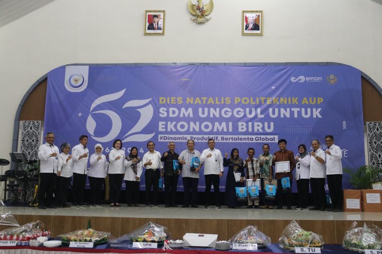 Kepala BPPSDM Badan Penyuluhan dan Pengembangan Sumber Daya Manusia (BPPSDM) I Nyoman Radiarta menghadiri perayaan Dies Natalis ke-62 Politeknis AUP pada 12 September 2024.