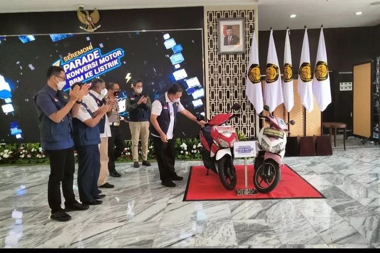 Kementerian ESDM berhasil konversi 100 unit motor bertenaga BBM menjadi motor listrik.