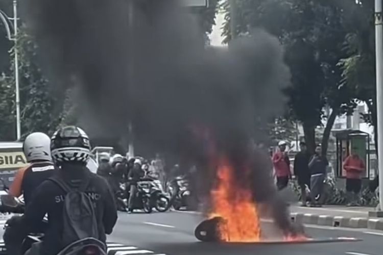 Motor Terbakar di Pasar Minggu usai Hindari Mobil yang Rem Mendadak, Pengendara Terluka