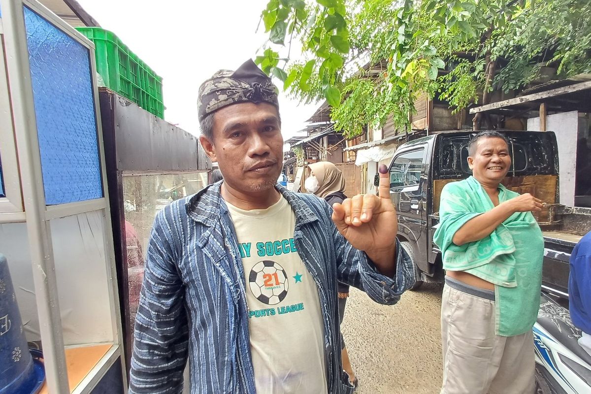 Warga Kampung Tanah Merah bernama Mukhlis (45) saat ditemui Kompas.com di Jalan Perjuangan, Tugu Selatan, Koja, Jakarta Utara, Rabu (14/2/2024).